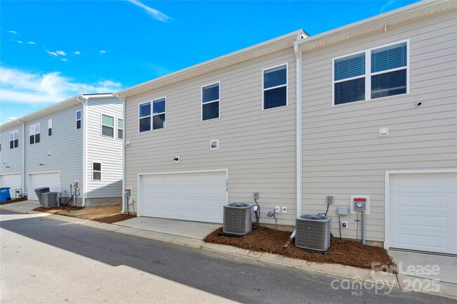 Building Photo - 5850 Strathmore Ct