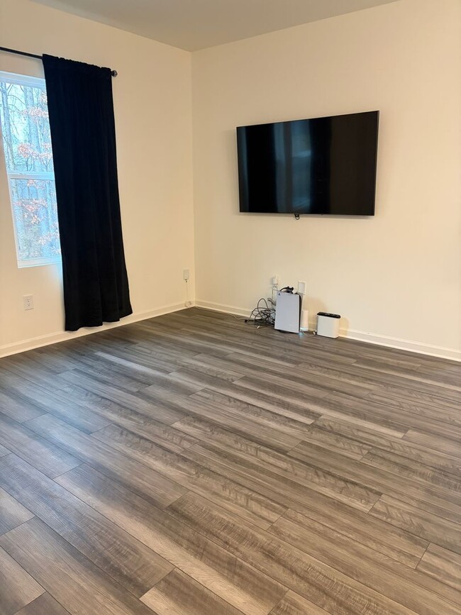 Building Photo - End-Unit Townhouse