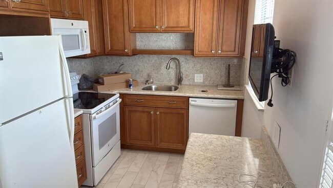 Building Photo - 332 Fanshaw H