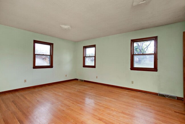 Building Photo - 554 Cox Ln