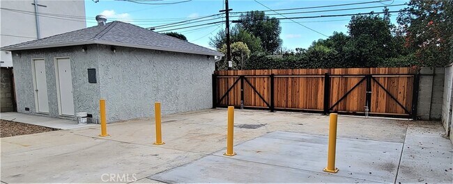 Building Photo - 6452 Balboa Blvd