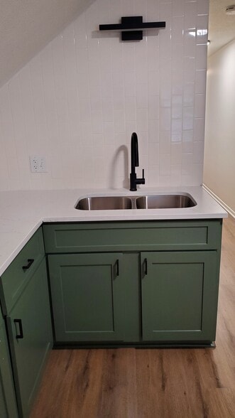 Kitche - 164 Congress St W