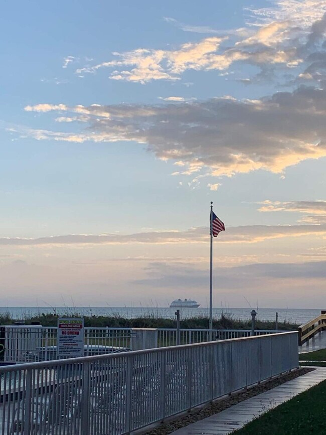 Building Photo - 10 Sunflower St