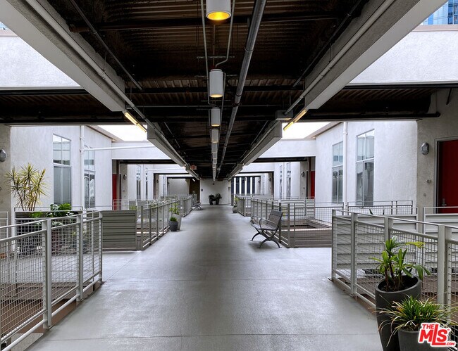 Building Photo - 1130 Flower St