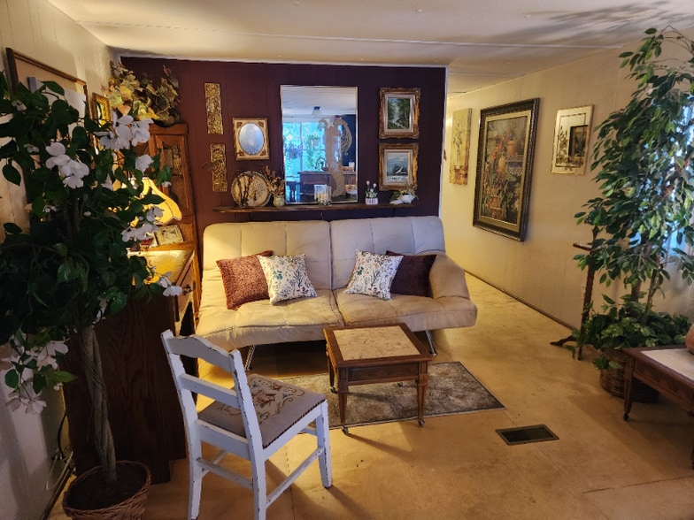 Building Photo - 420 49th St E