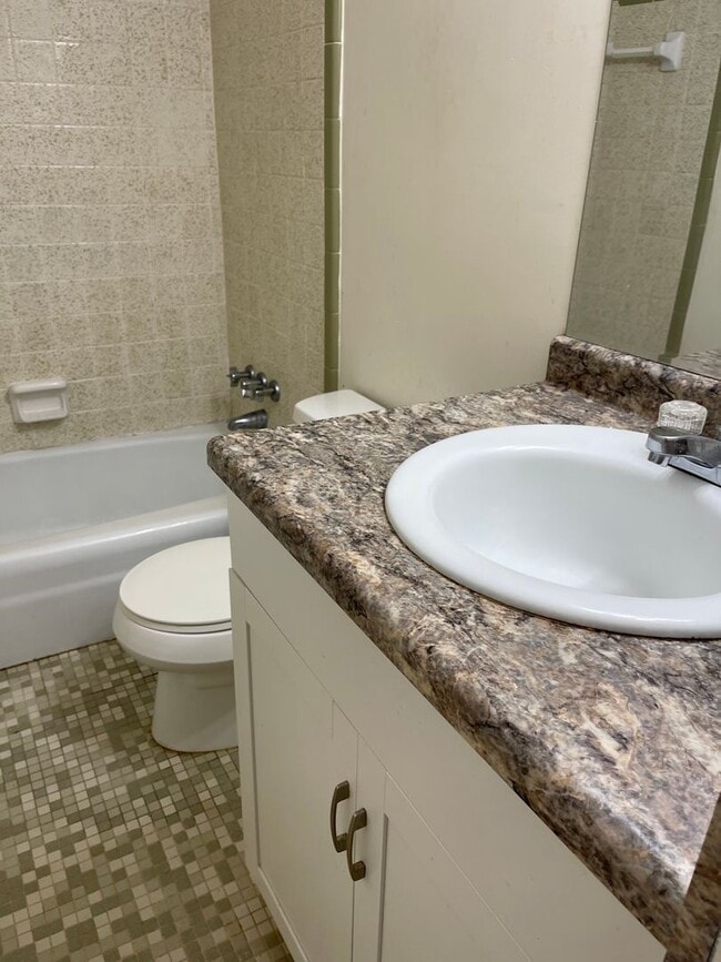 Building Photo - 1 Bedroom, 1 Bath Duplex Apartment on the Eastside