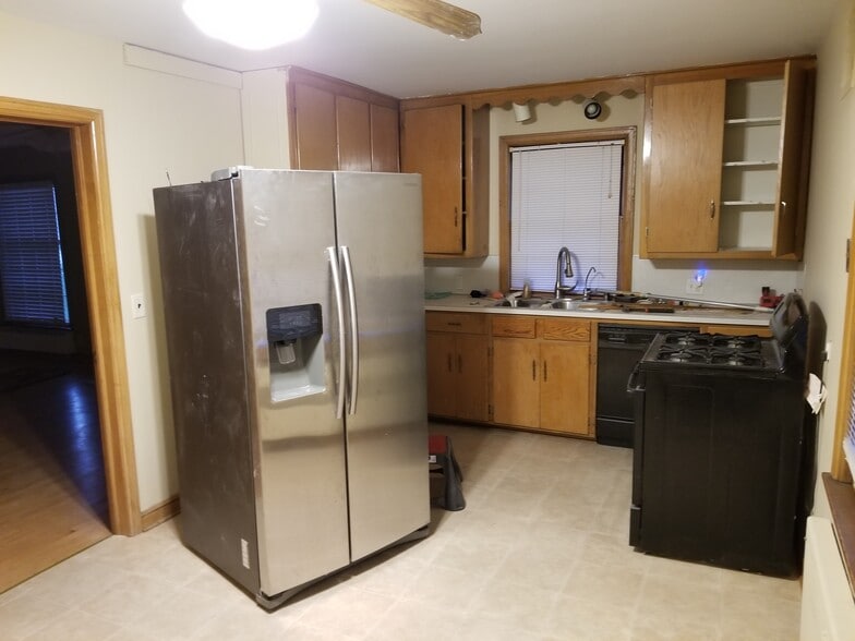 Kitchen - 2148 Ludington Ave