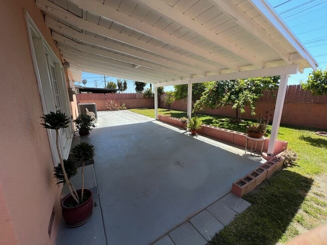 Building Photo - 3 Bedroom 2 Bath Well Kept Traditional Hom...
