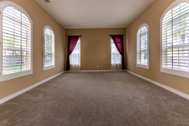 Building Photo - Beautiful 4 Bedroom 4 Bath House with Pool & Spa in Arroyo Vista