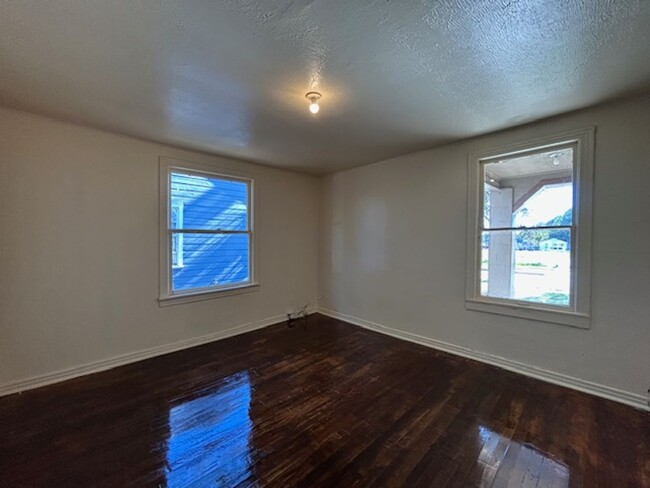 Building Photo - Rent to Own! 2 bedroom 1 bath home availab...