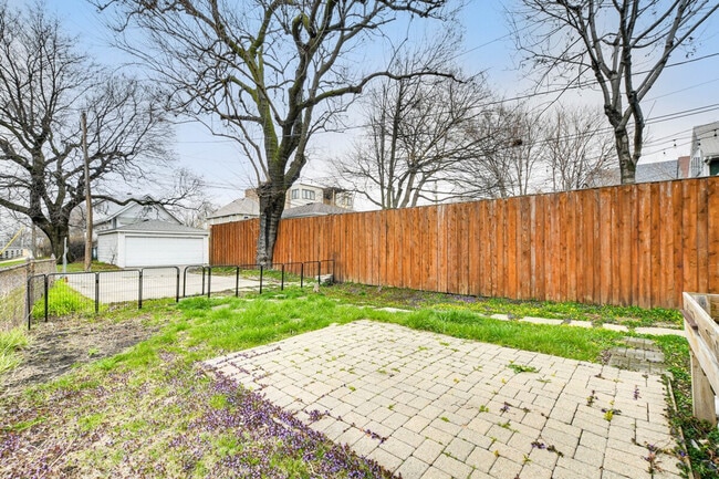 Building Photo - 927 Flournoy St