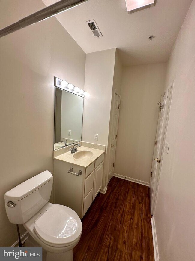 Building Photo - 3902 Fullerton Ct