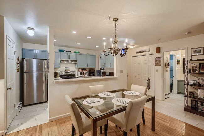 Building Photo - Ideal Downtown 1 BDR Close to Shops & Trails