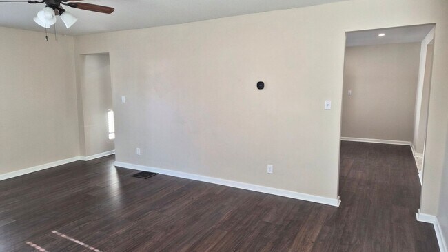 Building Photo - Charming Downtown Sunbury Home!