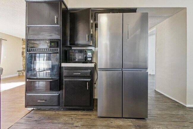 Building Photo - 6911 Bellaire Ave