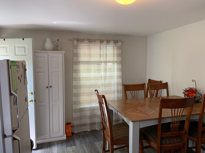 Kitchen 3 of 3 pics - 51 Mitton St