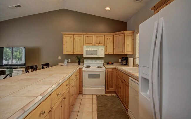 Building Photo - Enjoy Year-Round Resort Living in This Beautiful Condo!