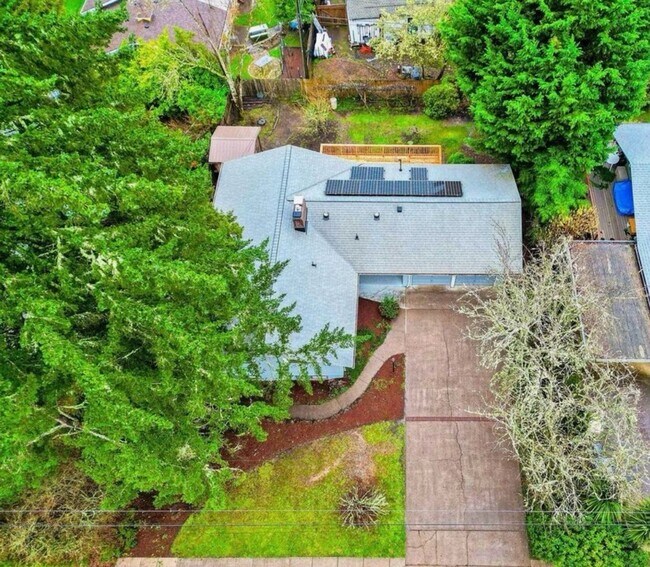 Building Photo - Gorgeous Campus Close Home