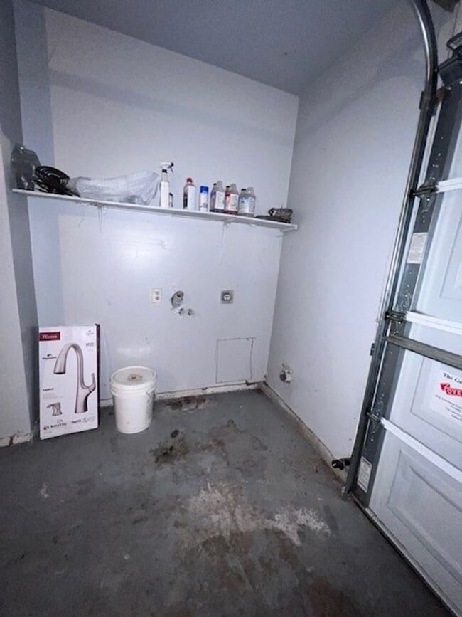 Building Photo - 3 Bedroom 2 Bath home close to schools, sh...