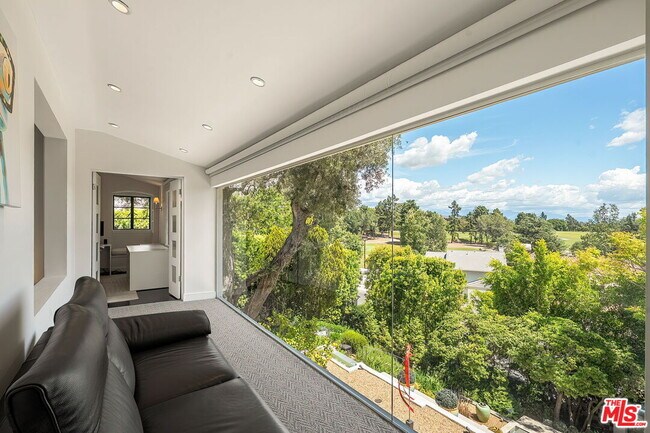 Building Photo - 1323 Club View Dr