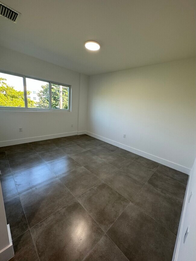 Building Photo - 641 Palmetto Dr