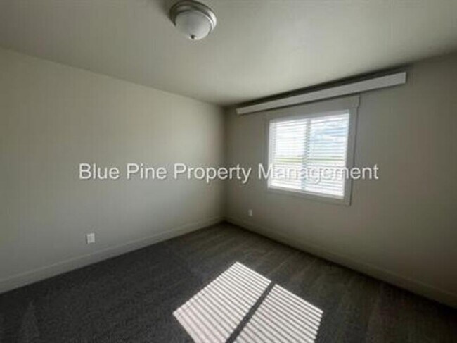 Building Photo - 3565 E Gample Ave