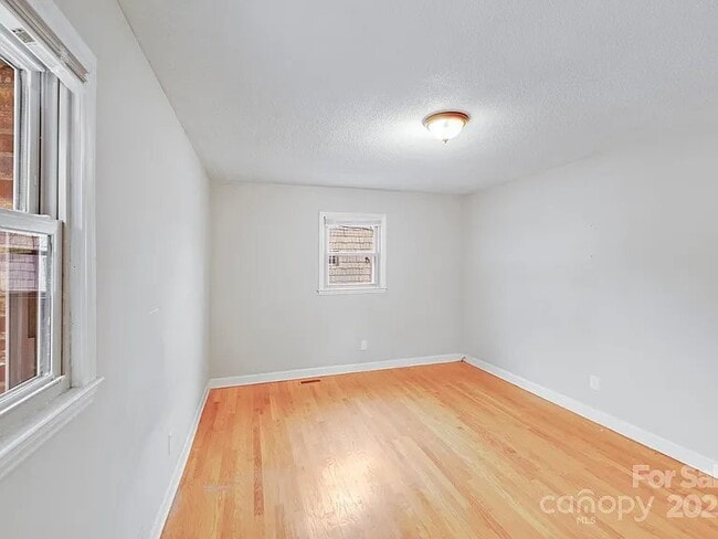 Building Photo - 712 Stevens St