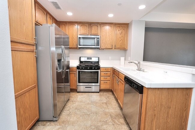 Building Photo - Beautiful Condo in Gated Community for Rent!
