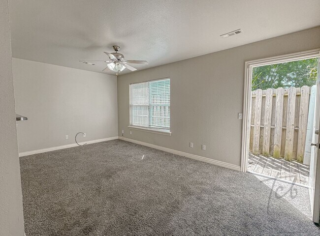 Building Photo - 912 S Wood Ave