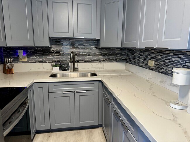 Building Photo - Upgraded Fully Furnished Condo w/ Assigned...