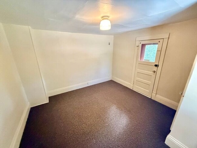 Building Photo - Best Kept Secret! Great Price On This Wond...