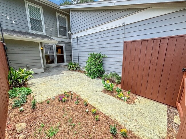 Building Photo - 5030 Meadow Ln