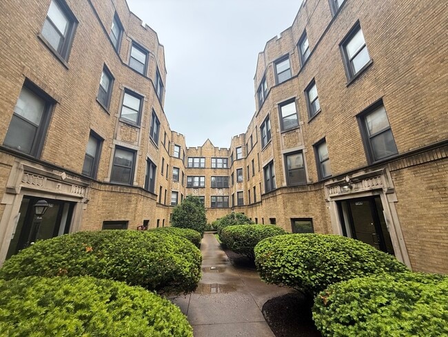 Building Photo - 7351 N Damen Ave