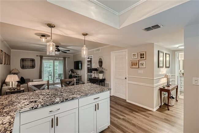 Building Photo - 15 Little Silver Ct