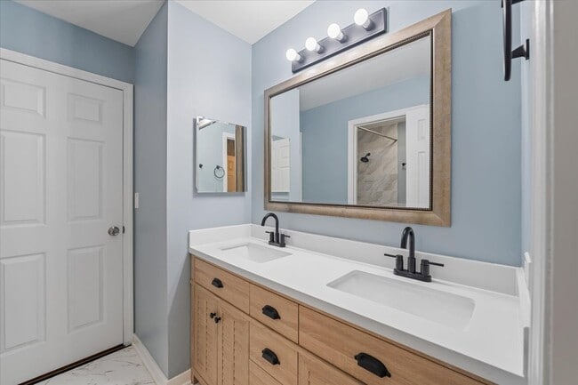 Building Photo - 371 Larchmont Ct