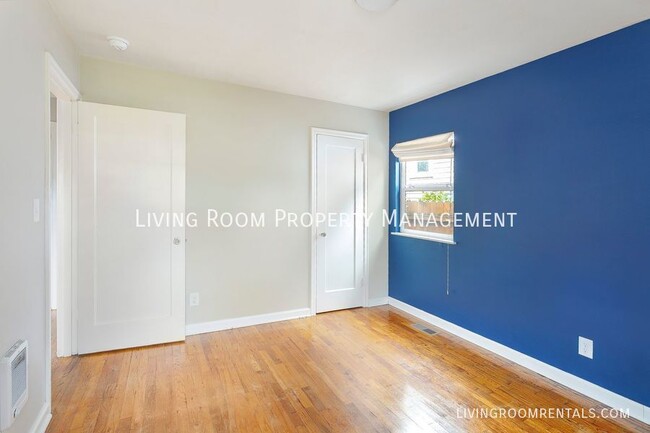 Building Photo - 6118 SE Reedway St