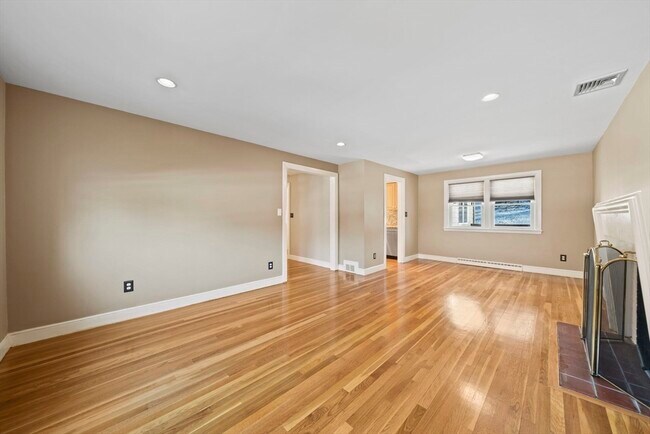 Building Photo - 55 Evelyn Rd