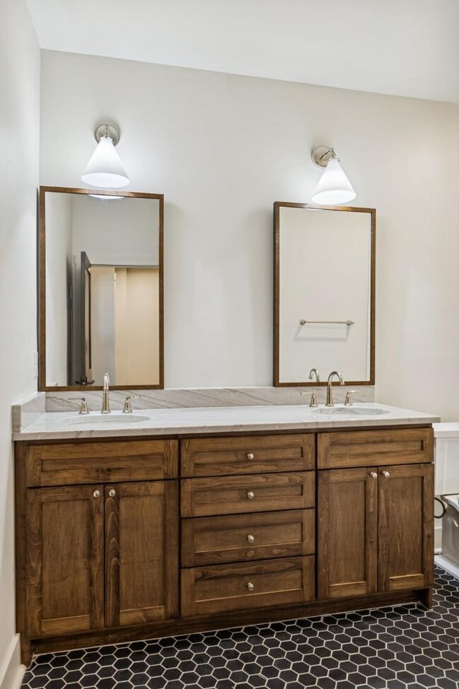 Building Photo - 120 N Main St