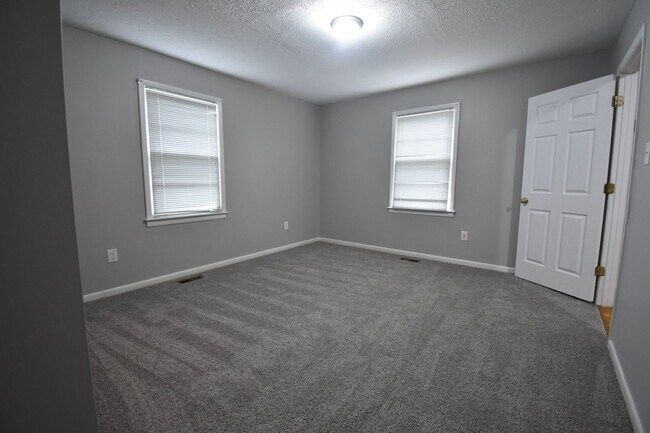 Building Photo - 3 Bedroom 1.5 Bathroom- no pets