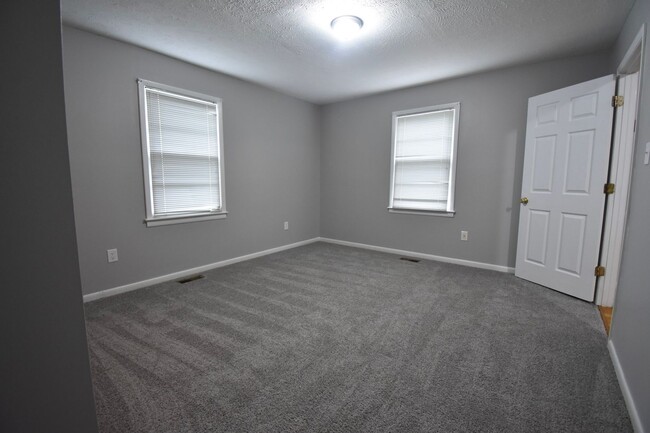 Building Photo - Available Now! 3 Bedroom 1.5 Bathroom- no ...