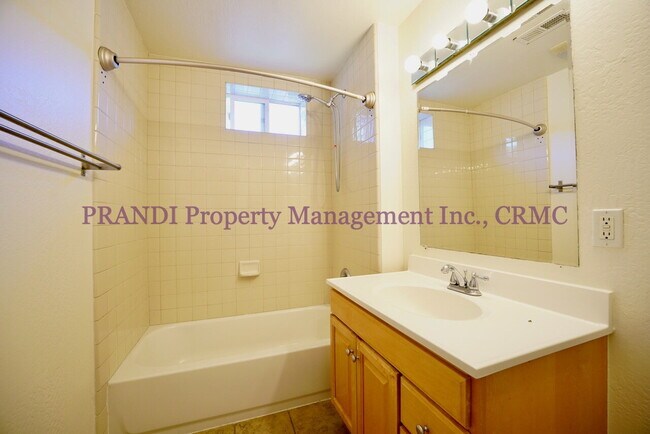 Building Photo - Great Location in This Top Floor Unit in a...