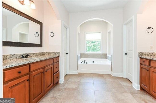 Building Photo - 5552 Leaf Ridge Ln NE