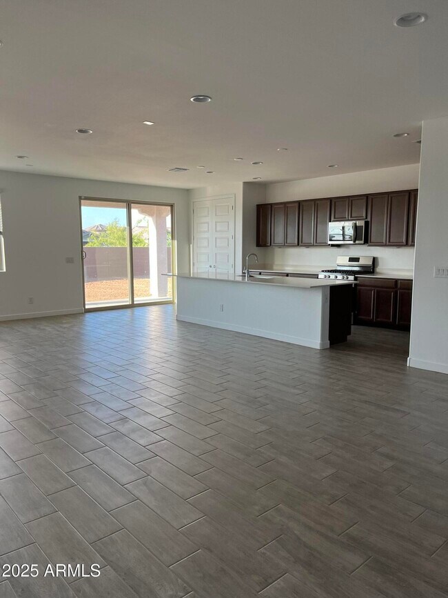 Building Photo - 9426 W Sells Dr