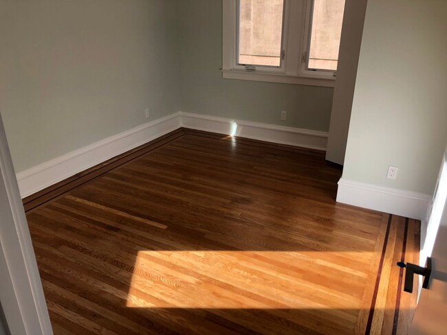 Building Photo - Rare new bi-level apartment near USF/GG Pa...