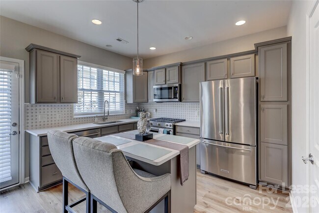 Building Photo - 905 Lyndley Dr