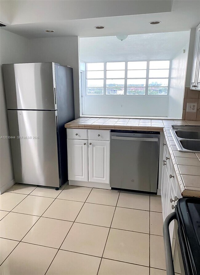 Building Photo - 1301 NE Miami Gardens Dr