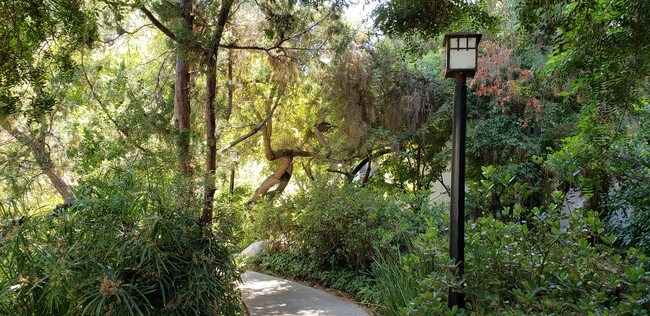 Building Photo - 7131 N Farralone Ave