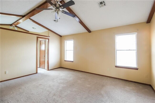 Building Photo - 2425 E Hills Dr