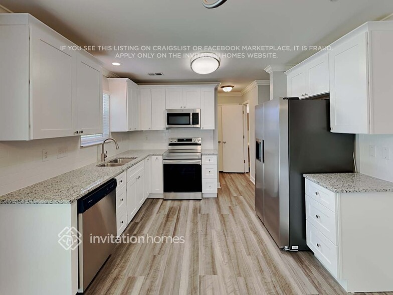 Building Photo - 410 Queens Dr SW