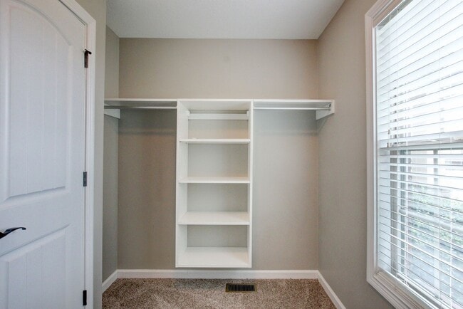 Building Photo - Executive Home on Cul de sac off exit 8.  Hurry.